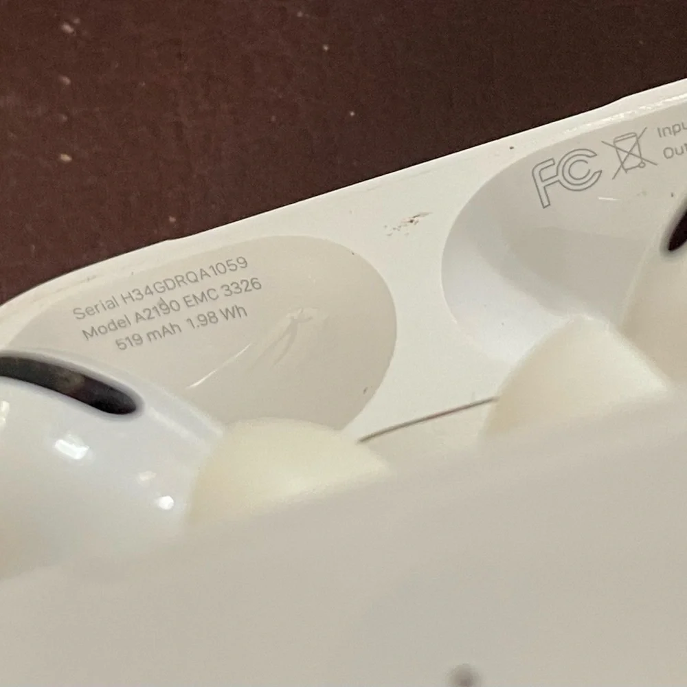 Apple White Wireless Earbuds with Charging Case
